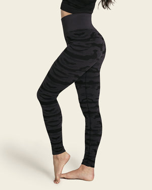 Sculpting high-waisted graphic active legging#color_711-gray-camouflaged