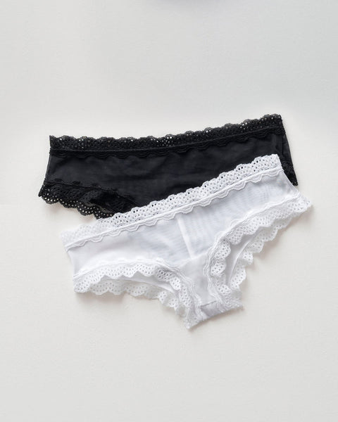 Super soft cheeky panty with delicate lace trim#color_000-white